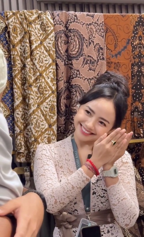 Ayu Puspa saat menghibur anak dengan tren Kim Seon Ho smile challenge. Videonya pun viral di medsos. (Instagram @hallopuspa_)