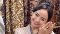 Ayu Puspa, selebgram asal Bali yang sering membagikan momennya berjualan kebaya dan kain. Tokonya bernama Klambi Bali. Foto: Instagram @hallopuspa_