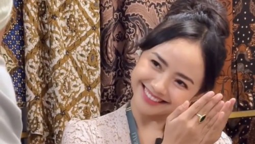 Ayu Puspa saat menghibur anak dengan tren Kim Seon Ho smile challenge. Videonya pun viral di medsos. (Instagram @hallopuspa_)