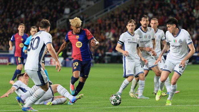 Soccer Football - Champions League - Semi Final - First Leg - FC Barcelona v Inter Milan - Estadi Olimpic Lluis Companys, Barcelona, Spain - April 30, 2025  FC Barcelonas Lamine Yamal in action with Inter Milans Alessandro Bastoni REUTERS/Nacho Doce
