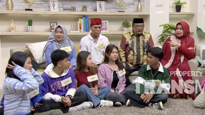 Bolot bersama istri, beberapa cucu, dan anaknya.