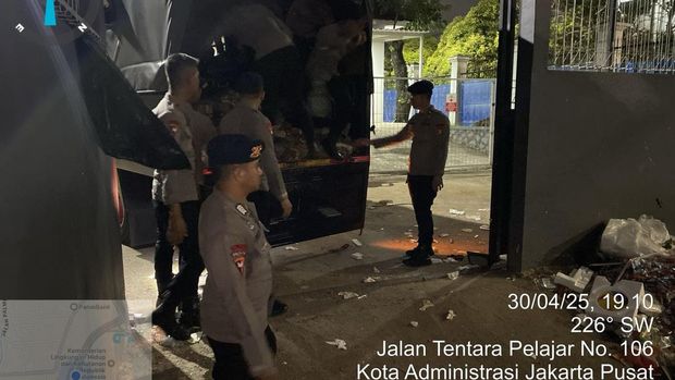 Brimob Polda Metro Jaya melakukan penyisiran di sejumlah titik sekitar Kompleks Gedung DPR/MPR RI