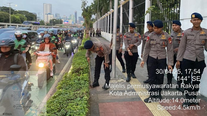 Brimob Polda Metro Sisir Kawasan DPR Jelang May Day, Pastikan Situasi Aman