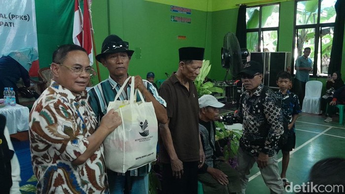 Bupati Pati Sudewo saat memberikan bantuan kepada warga di Balai Desa Sukoharjo Kecamatan Wedarijaksa, Kamis (1/5/2025).