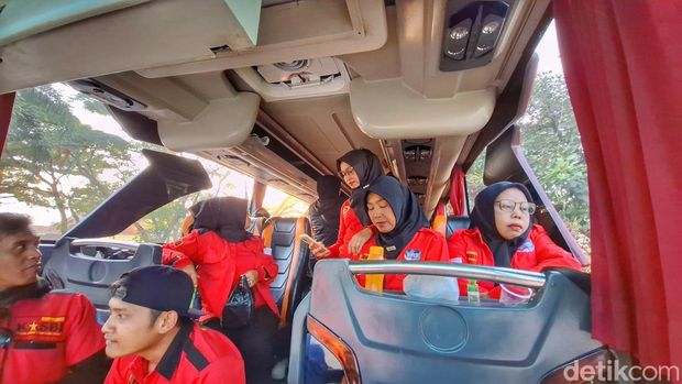 Buruh di Kabupaten Bandung berangkat ke Jakarta.