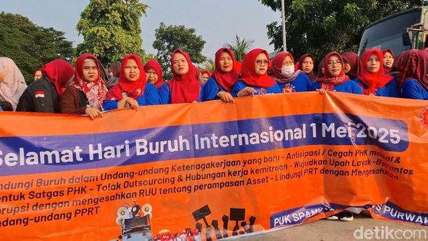 Buruh di Purwakarta bersiap berangkat ke Jakarta.