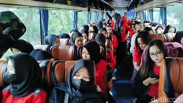Buruh Perempuan Cimahi Berangkat ke Jakarta pada momen May Day.