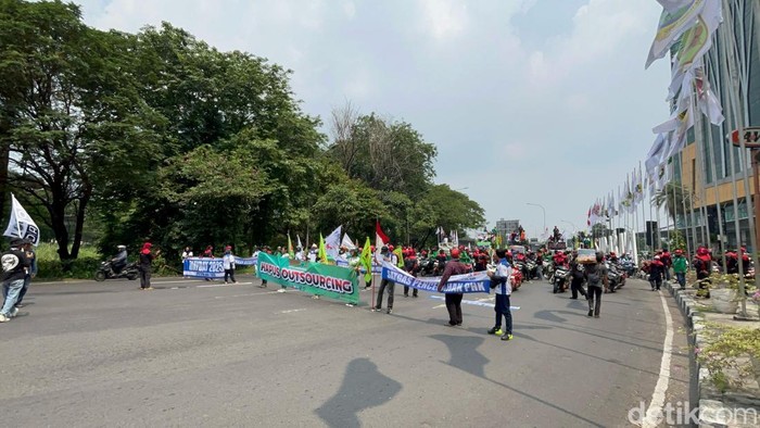 Buruh tutup Bundaran Waru