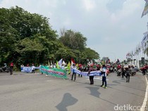 Peringati May Day, Ratusan Buruh Sempat Tutup Bundaran Waru