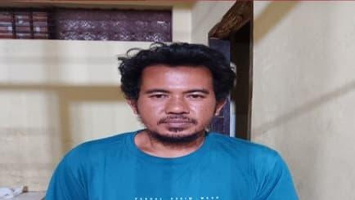 Candra Leka (40) diamankan polisi setelah kepergok sedang mencuri buah kelapa sawit.
