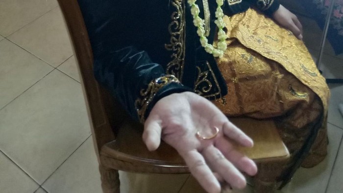 Cincin nyangkut di jari manten Sukoharjo, Kamis (1/5/2025).