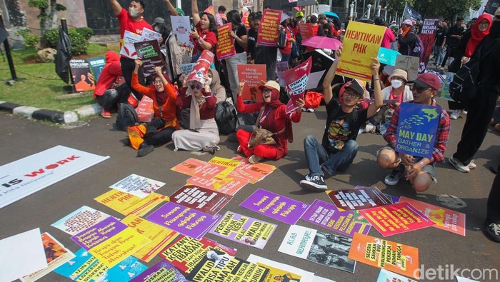 Sejumlah buruh melakukan aksi di depan gedung DPR, Jakarta, Kamis (1/5/2025).
