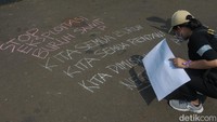Mereka turut menyuarakan PHK massal dengan dalih efesiensi, sepanjang tahun 2023-2025 jumlah buruh yang kehilangan pekerjaan melonjak hingga 40.000 buruh terkena PHK.