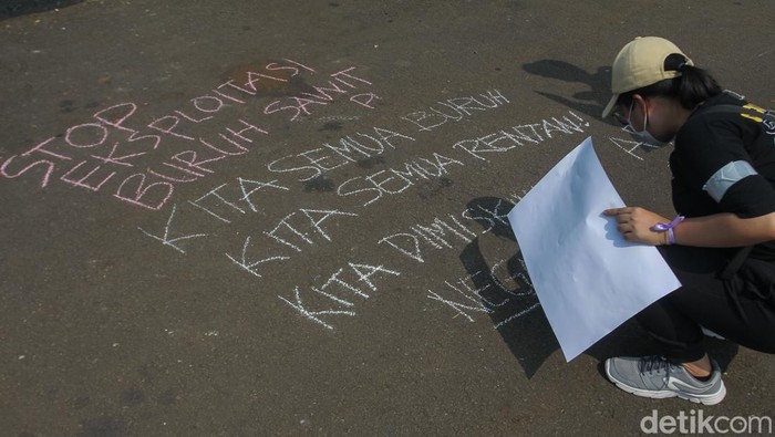 Sejumlah buruh melakukan aksi di depan gedung DPR, Jakarta, Kamis (1/5/2025).