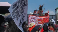 Para orator aksi silih berganti menaiki mobil komando, mereka menyuarakan kondisi terkini yang dihadapi buruh.