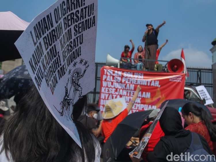 Demo di Depan DPR Dimulai, Tolak Solusi Palsu Pemerintah