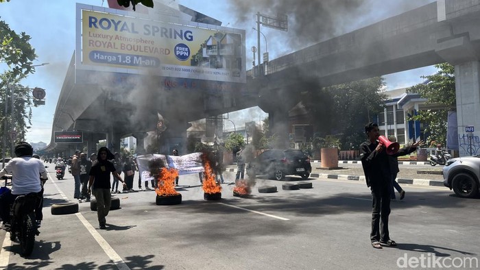 Demo Hari Buruh di Disnaker Makassar.