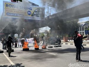 Ada Demo Peringatan Hari Buruh di Depan Kantor Disnaker Makassar, Lalin Macet
