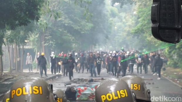 Demo Hari Buruh di Kota Bandung yang berakhir ricuh.