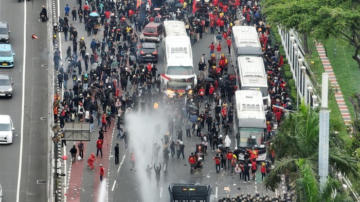 Demo May Day di depan gedung DPR, Jakarta Pusat, Kamis (1/5/2025) disusupi kelompok anarko.