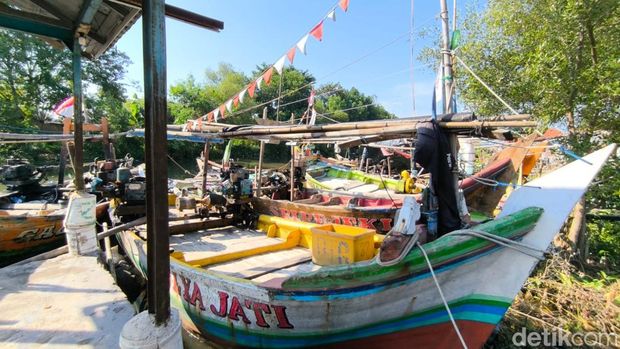 Deretan kapal nelayan di Muara Kesenden, Kecamatan Kejaksan, Kota Cirebon