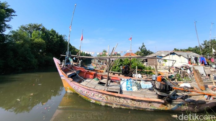Deretan kapal nelayan di Muara Kesenden, Kecamatan Kejaksan, Kota Cirebon