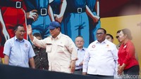 Presiden Republik Indonesia Prabowo Subianto menghadiri dan memberikan pidato pada acara aksi peringatan hari buruh di Monas, Kamis (1/5/2025). Prabowo menyampaikan terima kasih telah diundang ke peringatan hari buruh.