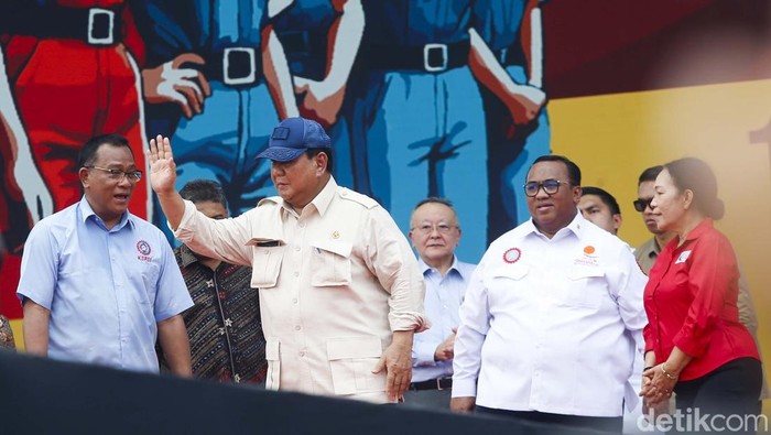 Presiden Republik Indonesia Prabowo Subianto menghadiri dan memberikan pidato pada acara aksi peringatan hari buruh di Monas, Kamis (1/5/2025). Prabowo menyampaikan terima kasih telah diundang ke peringatan hari buruh.