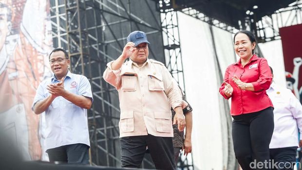 Presiden Republik Indonesia Prabowo Subianto menghadiri dan memberikan pidato pada acara aksi peringatan hari buruh di Monas, Kamis (1/5/2025). Prabowo menyampaikan terima kasih telah diundang ke peringatan hari buruh.