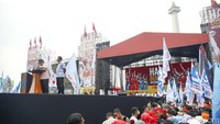 Presiden juga menyampaikan komitmennya untuk memberantas korupsi di Indonesia. Ia menegaskan bahwa pemerintahannya bertekad menghilangkan korupsi dari bumi Indonesia, meskipun menghadapi berbagai tantangan dan serangan pribadi. Prabowo menyatakan kesiapannya untuk berkorban demi bangsa dan rakyat.