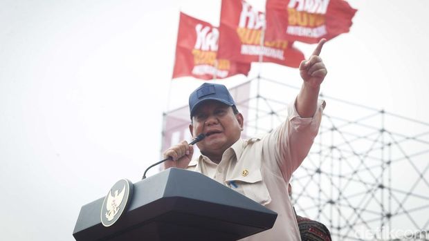 Presiden Republik Indonesia Prabowo Subianto menghadiri dan memberikan pidato pada acara aksi peringatan hari buruh di Monas, Kamis (1/5/2025). Prabowo menyampaikan terima kasih telah diundang ke peringatan hari buruh.