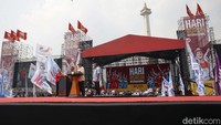 Setelah berpidato selama kurang lebih 30 menit, Prabowo mengakhiri sambutannya dengan menyampaikan harapan agar kekayaan negara dapat dinikmati oleh seluruh rakyat Indonesia. Sebagai bentuk apresiasi, ia melepas kemeja safarinya dan melemparkannya ke arah massa buruh yang berada di bawah panggung.