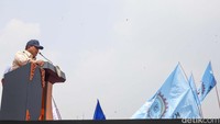 Acara peringatan Hari Buruh di Monas juga dihadiri oleh sejumlah pejabat tinggi negara, termasuk Ketua DPR Puan Maharani, Ketua MPR Ahmad Muzani, Menko Perekonomian Airlangga Hartarto, Menteri Hukum Supratman Andi Agtas, dan Menteri Ketenagakerjaan Yassierli. Turut hadir pula Sekretaris Jenderal Serikat Buruh Se-Dunia, Shoya Yoshida.