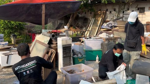 Dika Irawan mendulang cuan dari bersih-bersih rumah.