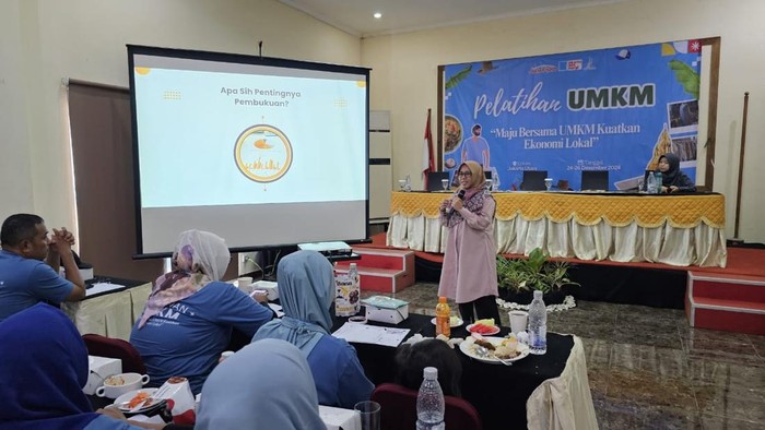 Dosen Universitas Gunadarma Jakarta, Mega Oktaviany saat adi narasumber seminar nasional ekonomi syariah di UIM Makassar. Dokumen Istimewa