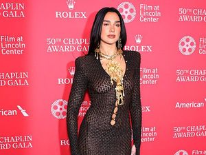 Bucin Abis, Callum Turner Puji Dua Lipa Wanita Tercantik di Dunia