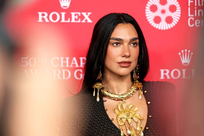 Garis leher membentuk V-neck, dihiasi detail kancing emas kecil yang mempermanis tampilannya. Foto: Getty Images