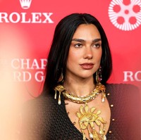 Garis leher membentuk V-neck, dihiasi detail kancing emas kecil yang mempermanis tampilannya. Foto: Getty Images