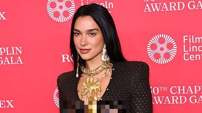 Gaya Seksi dan Berani Dua Lipa Berbalut Gaun Ular Transparan Schiaparelli