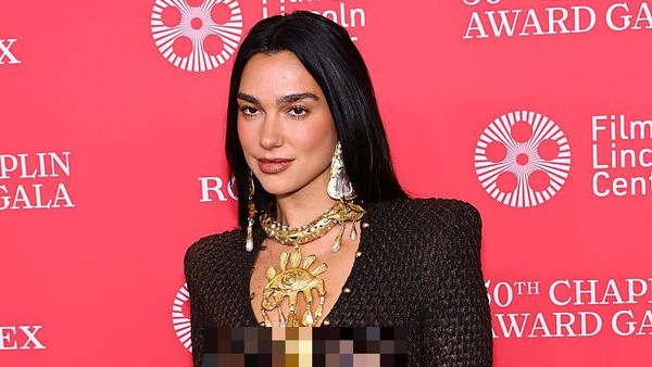 Gaya Seksi dan Berani Dua Lipa Berbalut Gaun Ular Transparan Schiaparelli