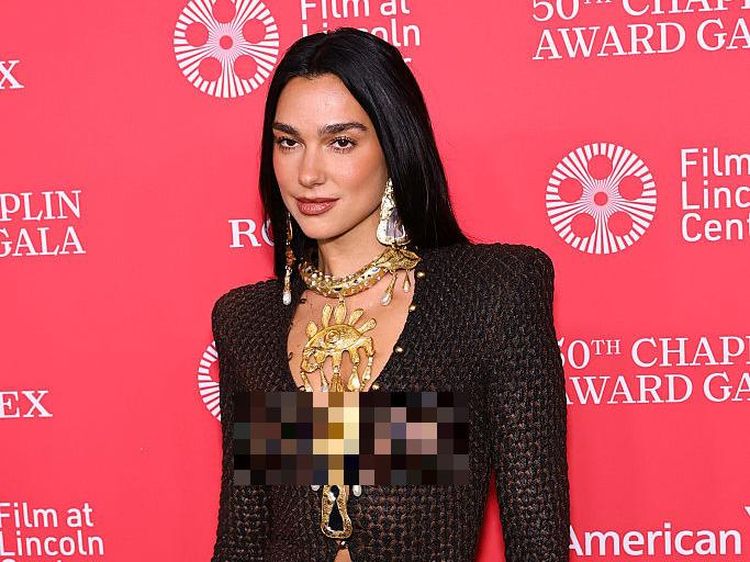 Gaya Seksi dan Berani Dua Lipa Berbalut Gaun Ular Transparan Schiaparelli