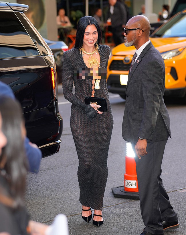 Dua Lipa menghadiri 50th Chaplin Award Gala di New York City pada Senin (28/4/2025), untuk mendukung sahabatnya, sutradara asal Spanyol Pedro Almodóvar, yang menerima penghargaan. Penyanyi asal Inggris ini mengenakan gaun karya rumah mode Schiaparelli yang dikenal dengan desain artistik dan tak biasa. Foto: Getty Images