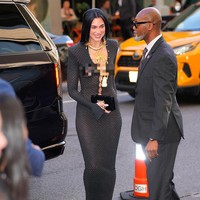 Dua Lipa menghadiri 50th Chaplin Award Gala di New York City pada Senin (28/4/2025), untuk mendukung sahabatnya, sutradara asal Spanyol Pedro Almodóvar, yang menerima penghargaan. Penyanyi asal Inggris ini mengenakan gaun karya rumah mode Schiaparelli yang dikenal dengan desain artistik dan tak biasa. Foto: Getty Images