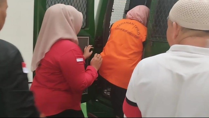 Dua tersangka, EF dan AF saat hendak ditahan kasus korupsi SPPD fiktif di Bengkulu Utara.