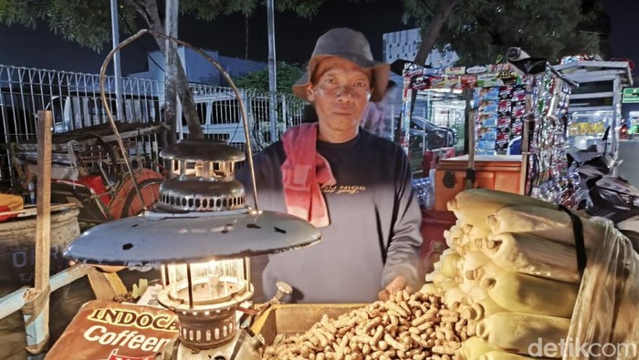 Dulatip, penjual kacang dan jagung rebus di Cirebon.
