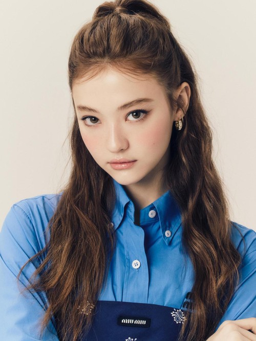 Ella MEOVV menjadi brand ambassador Miu Miu