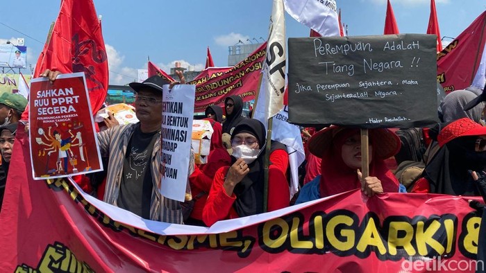 Emak-emak di Lampung ikut unjuk rasa peringati Hari Buruh.