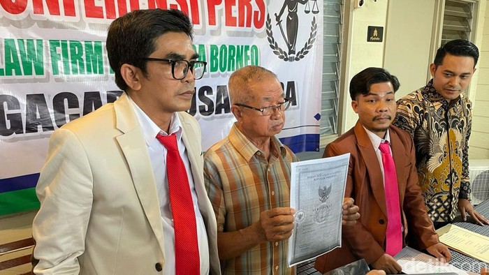 Fadlansyah saat menampilkan salinan surat pertanahan.