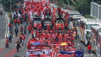 Mereka melakukan long march sambil membentangkan berbagai spanduk dan bendera yang mencerminkan aspirasi dan tuntutan mereka.