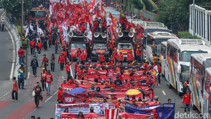 Ribuan massa buruh dari berbagai elemen mendatangi Gedung DPR di Jakarta pada Kamis (1/5/2025) untuk memperingati Hari Buruh Internasional atau May Day.